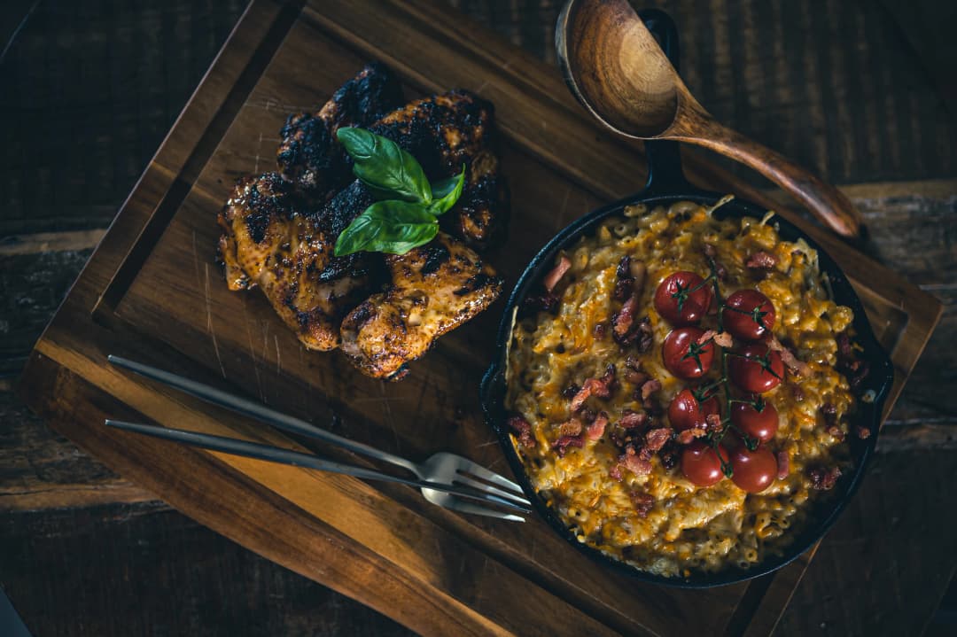 Smokey Mac and Cheese mit Jerk Chicken Wings