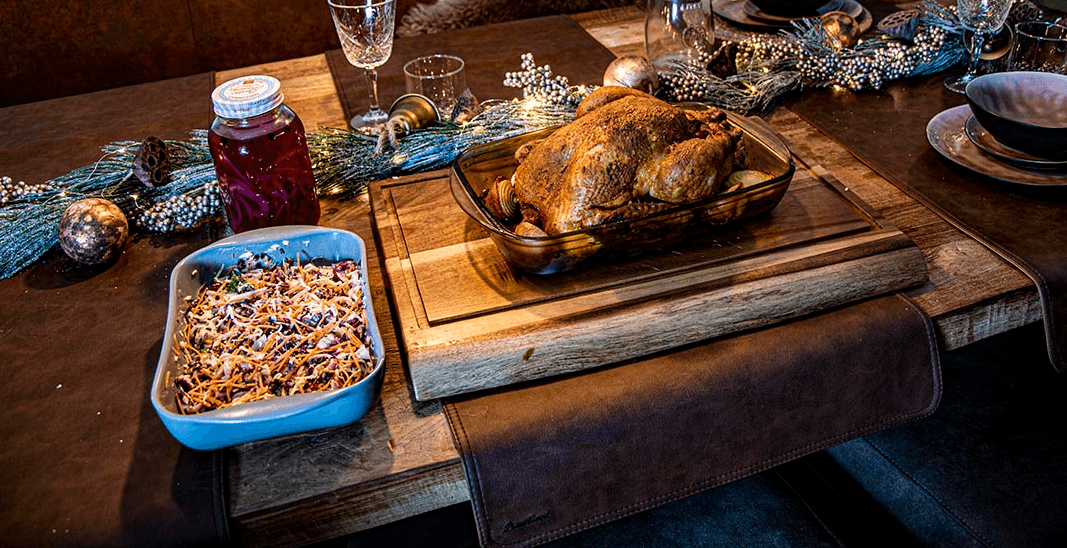 Gebratener Weihnachtstruthahn mit Bratensaft vom BBQ