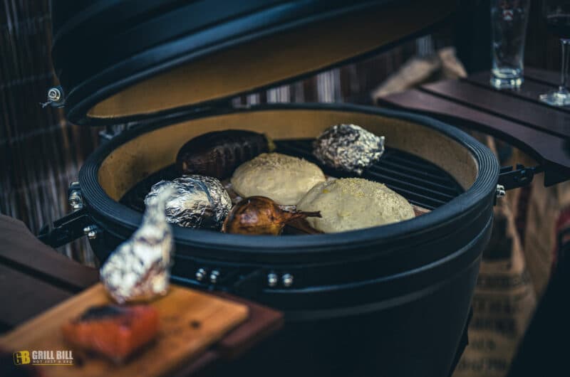 Brötchen mit Kräuterbutter und Tapenade