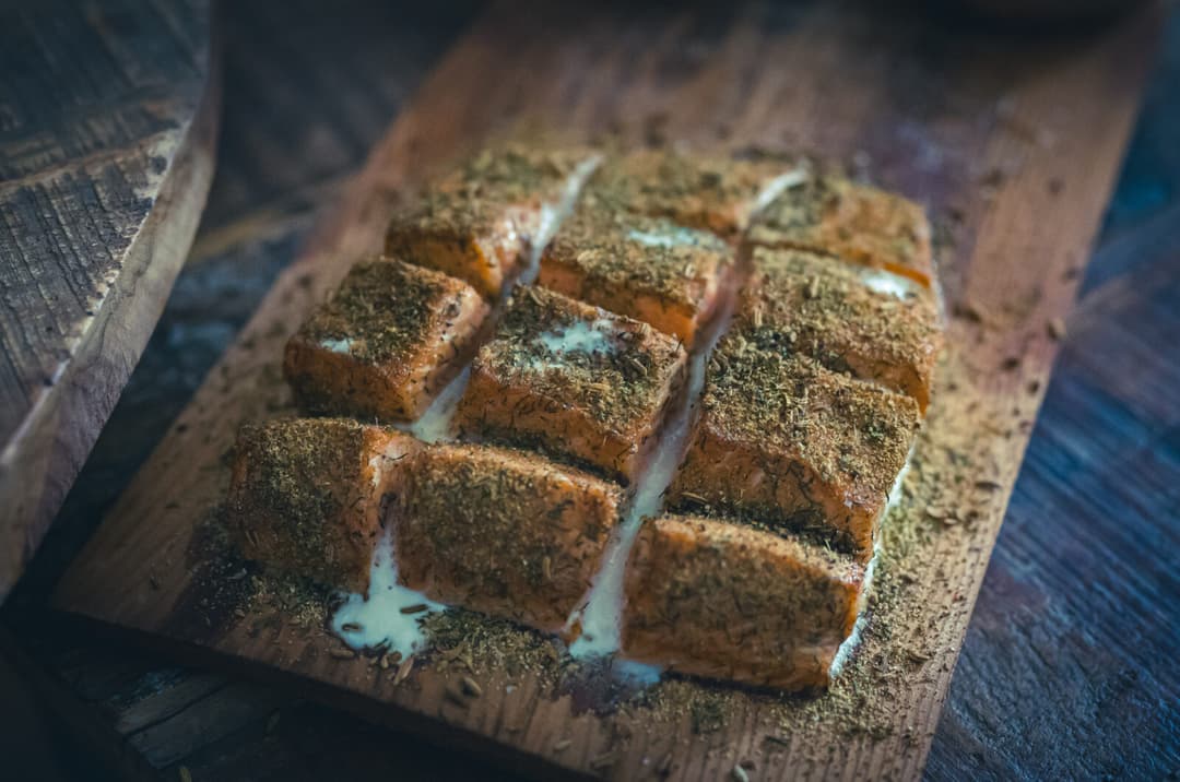Lachsbonbons auf Zedernholz mit Pilzen