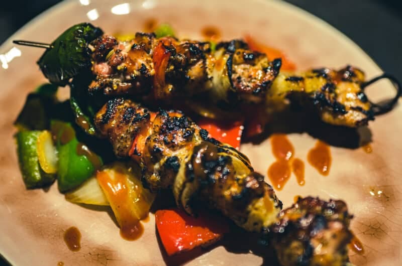 Hühnerschenkel-Spieße mit gegrilltem Gemüse