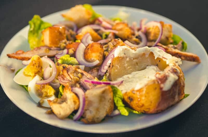 Caesar Salad mit Bacon Baked Potato