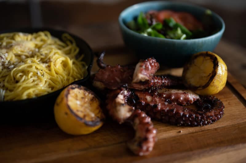 Gegrillter Pulpo mit Spaghetti Aglio e Olio auf dem Kamado