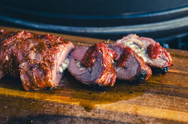 Gefülltes Wildschweinfilet mit Bacon und Feigen-BBQ-Sauce