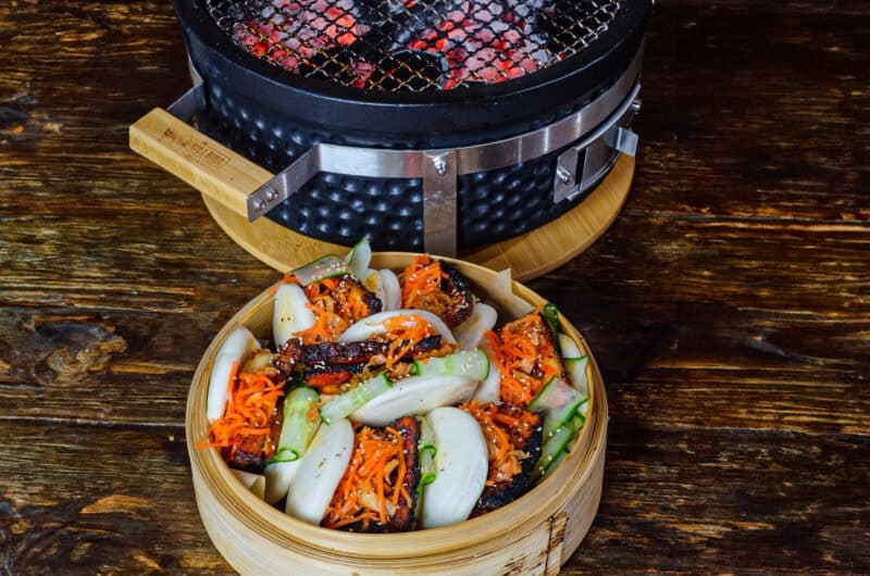 Spicy Bulgogi Bauchspeck Bao Buns auf dem Shichirin Grill