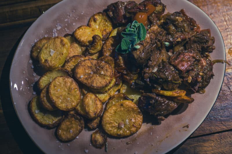 Griechischer Zitronen-Oregano-Schmortopf mit Beef Rib Fingers