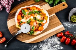 Pizzaschneider mit Servierbrett Akazienholz