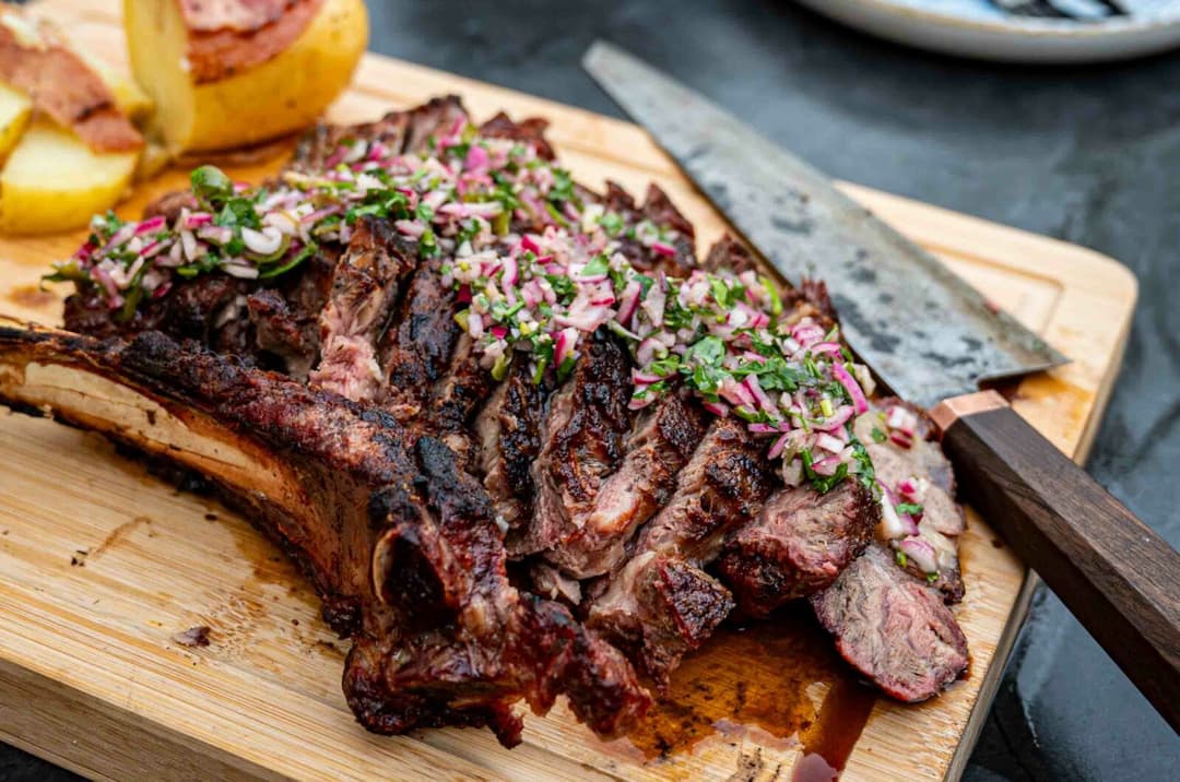 Tomahawk grasgefüttert auf dem Kamado-BBQ