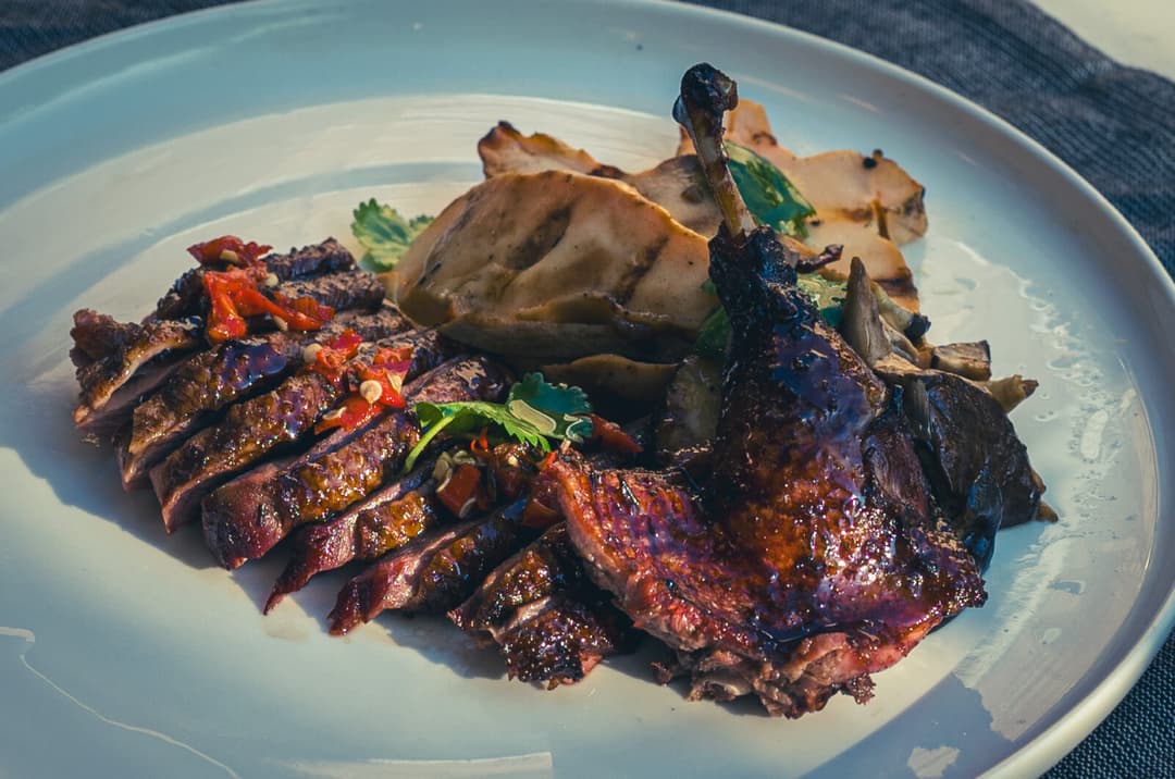 Gegrillte Ente à la Grill Bill: Peking-Duck-Stil mit gefüllter Ente und elegant angerichteten Garnituren