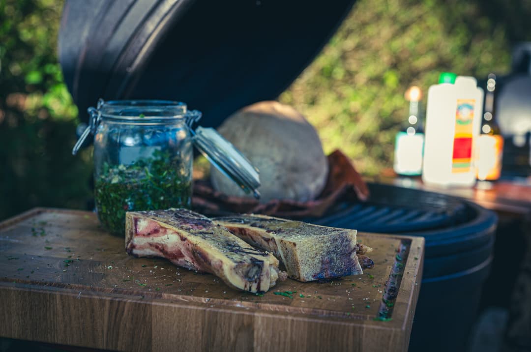 Knochenmark auf dem Kamado