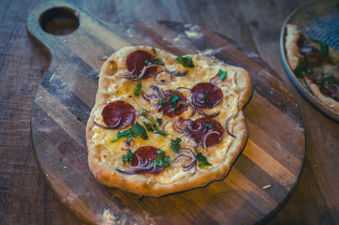 Pizza Puszta, pikante Poszta auf knusprigem Boden