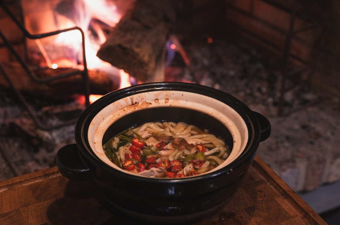 Pho auf BBQ-Art mit geräuchertem Huhn vom Chickensitter