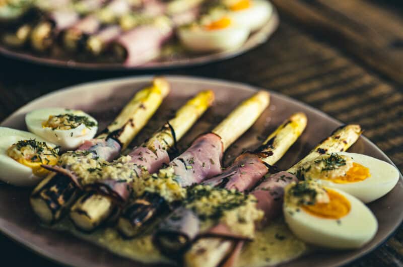 Asperges, ham, kaassaus en ei Asperges, ham, kaassaus en ei