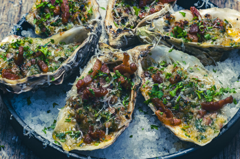 Geflambeerde oester met zwarte knoflook en appel