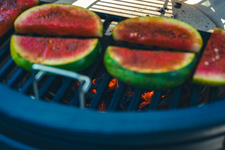 gegrilde watermeloen op de kamado