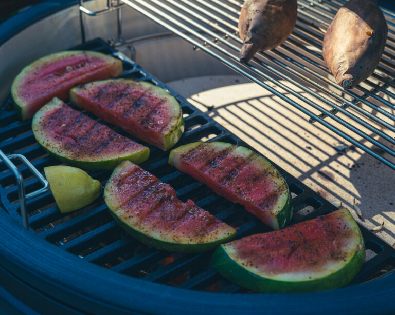 gegrilde watermeloen op de kamado