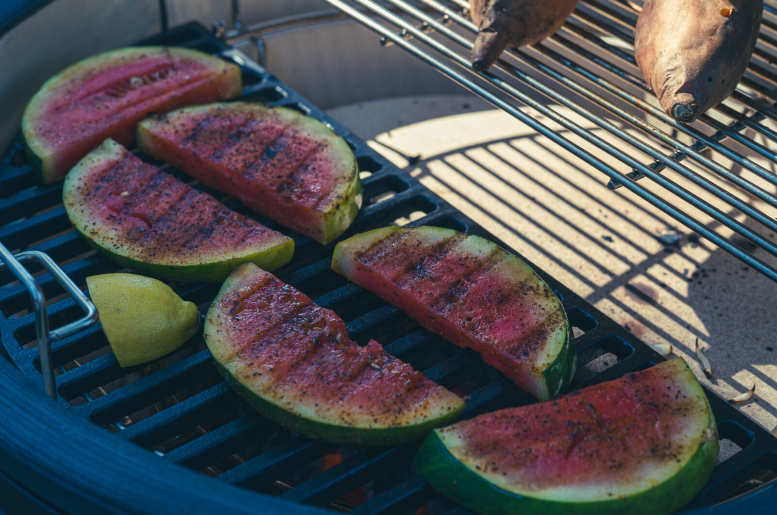 Gegrilde watermeloen van de kamado
