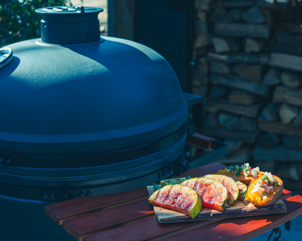 gegrilde watermeloen op de kamado